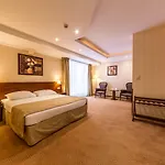Ramada & By Wyndham North Готель