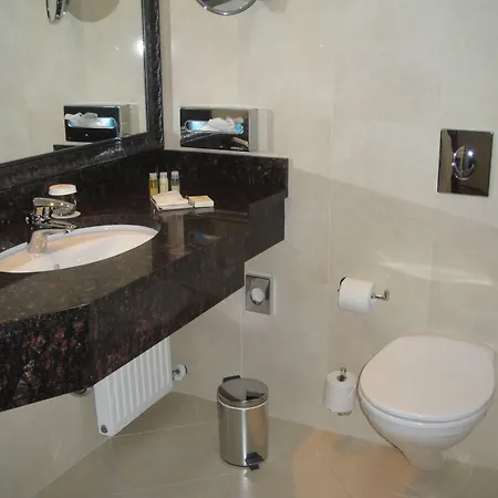 Ramada & By Wyndham North מלון