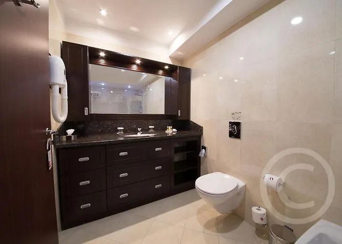 Ramada & By Wyndham North מלון