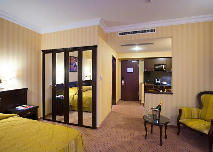 Ramada & By Wyndham North מלון