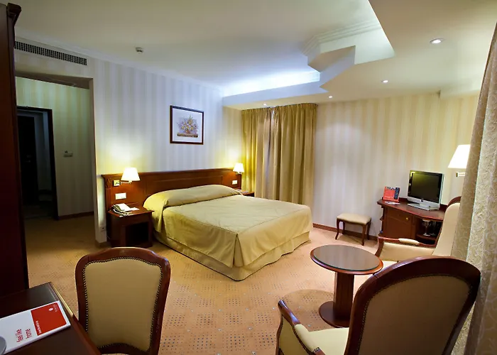 Ramada & By Wyndham North Готель