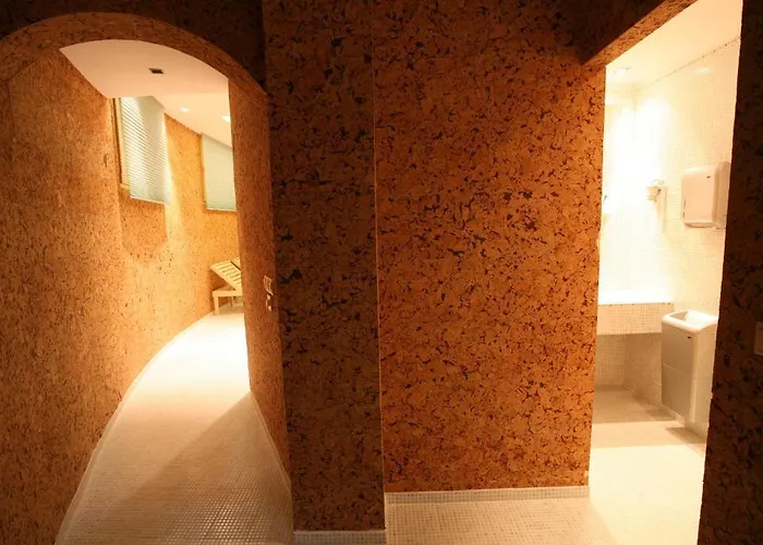 Ramada & By Wyndham North מלון 4*