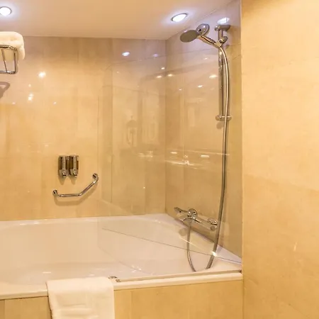 Ramada & By Wyndham North Hotell