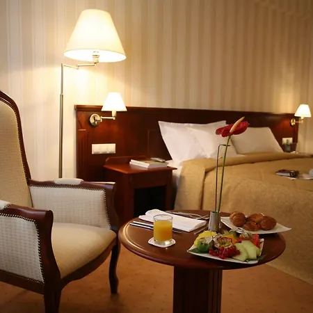 Ramada & By Wyndham North Hotell